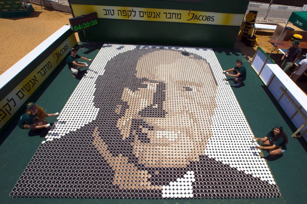 Israelenses montam mosaico gigante com copos de café